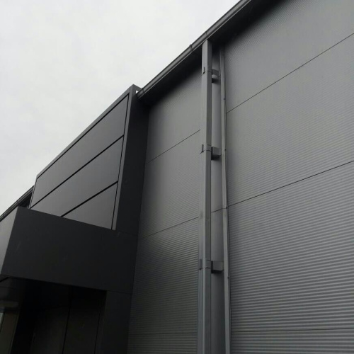 Крепление прямоугольной водосточной трубы полиэстер Grand Line Vortex под кирпич RAL 9003 фото 2